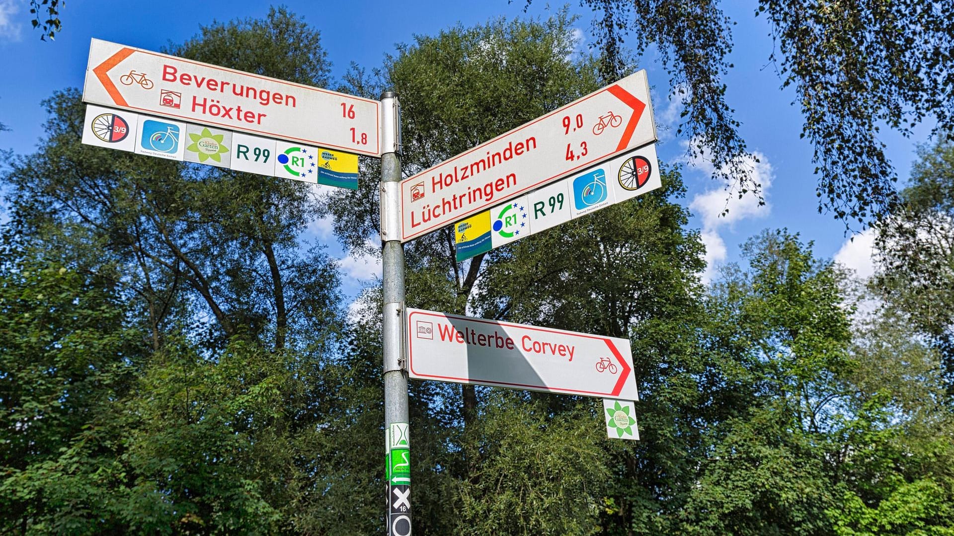 Beschilderung am Weserradweg: Gerade Anfänger verlassen sich am besten auf die Beschilderung am Radeweg.