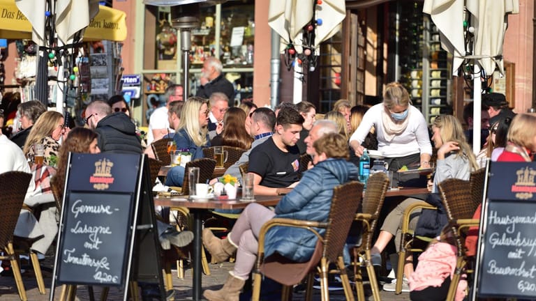 Straßencafé in Frankfurt am Main: Wann und wie kommt die Nach-Corona-Normalität?