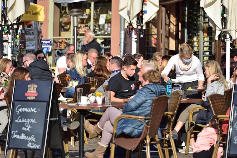 Straßencafé in Frankfurt am Main: Wann und wie kommt die Nach-Corona-Normalität?