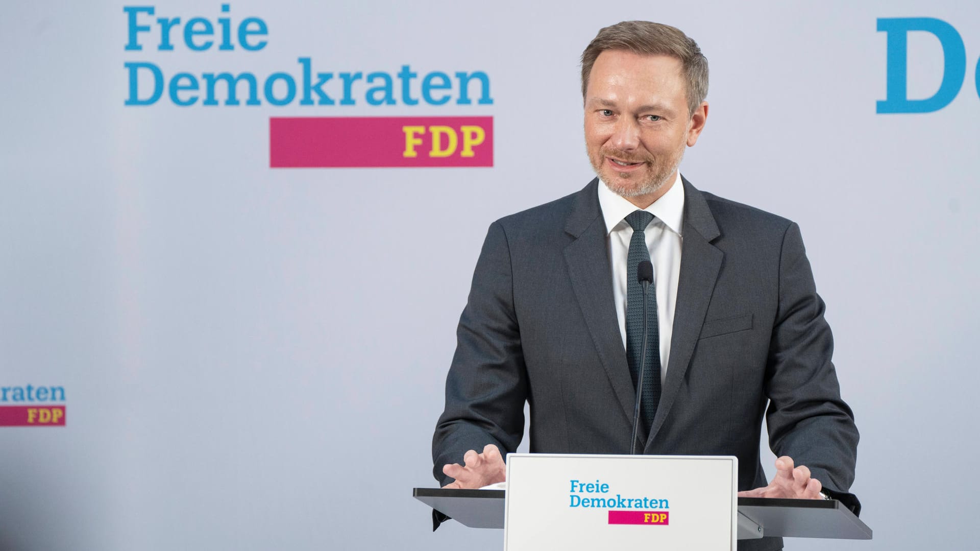 Christian Lindner, Vorsitzender der FDP: Kleine Parteien, so Lindner, haben in der Wahl unter der Frage, wer Ministerpräsident wird, gelitten. Christian Lindner, Vorsitzender der FDP: Kleine Parteien, so Lindner, haben in der Wahl unter der Frage, wer Ministerpräsident wird, gelitten.