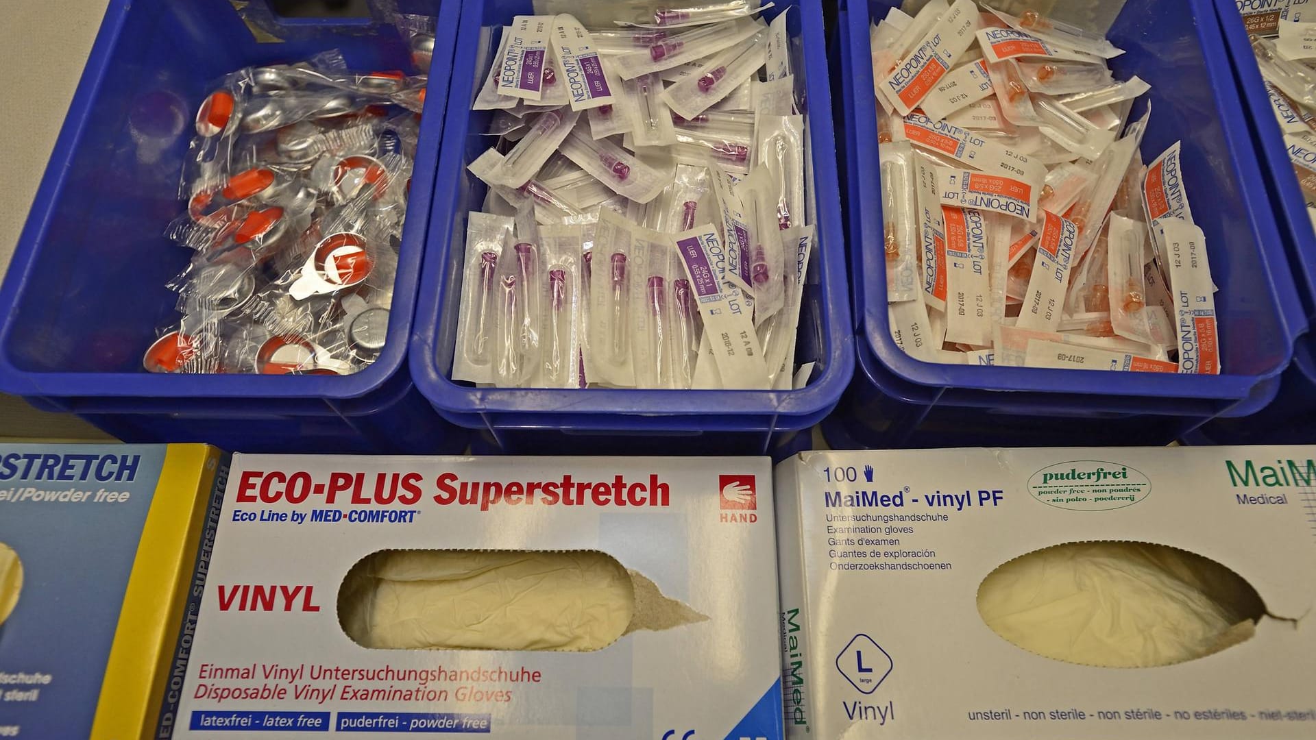 Das Spritzbesteck in einem Drogenkonsumraum (Symbolfoto): Hier können Süchtige mit sauberem Werkzeug ihre Drogen konsumieren. Das Spritzbesteck in einem Drogenkonsumraum (Symbolfoto): Hier können Süchtige mit sauberem Werkzeug ihre Drogen konsumieren.