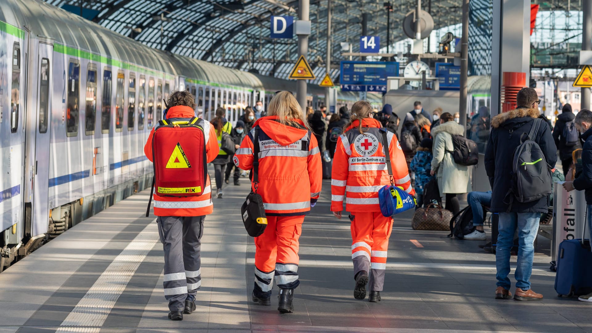 Sanitäter am Berliner Hauptbahnhof (Archivbild): Tausende Flüchtlinge kommen hier täglich an, nicht alle mit klarem Impfstatus. Sanitäter am Berliner Hauptbahnhof (Archivbild): Tausende Flüchtlinge kommen hier täglich an, nicht alle mit klarem Impfstatus.