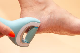 Hornhautentferner für die Fußpflege: Mit Bimsstein, Fußmaske und Co. beseitigen Sie verhornte Haut am besten.