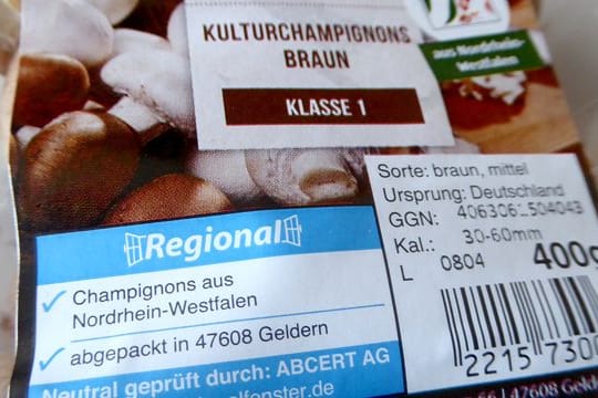 Das Foto zeigt Champignons mit dem sogenannten Regionalfenster auf der Verpackung.