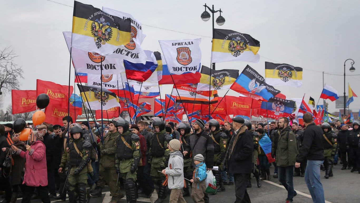 Russische Reichsfahnen auf dem Russischen Marsch 2014: Mittlerweile sind Rechtsextreme im Alltag Russlands nicht mehr so offen zu erkennen.