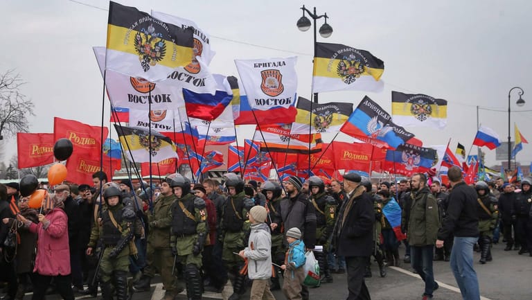Russische Reichsfahnen auf dem Russischen Marsch 2014: Mittlerweile sind Rechtsextreme im Alltag Russlands nicht mehr so offen zu erkennen.