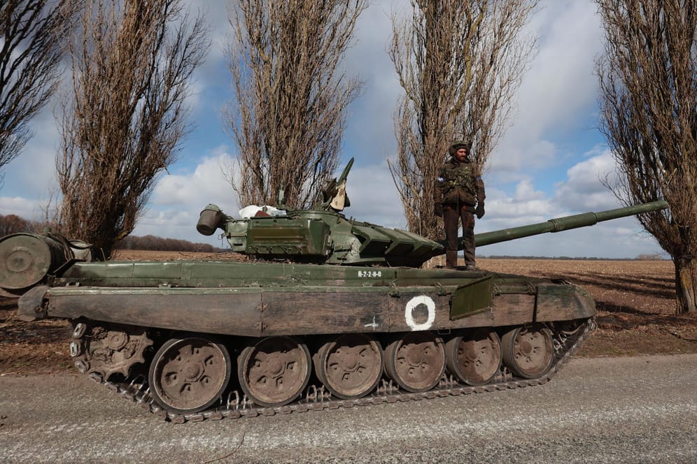 Ein ukrainischer Soldat steht auf einem Panzer (Symbolbild): Die Kampfmoral seitens der russischen Armee scheint zu schwinden.