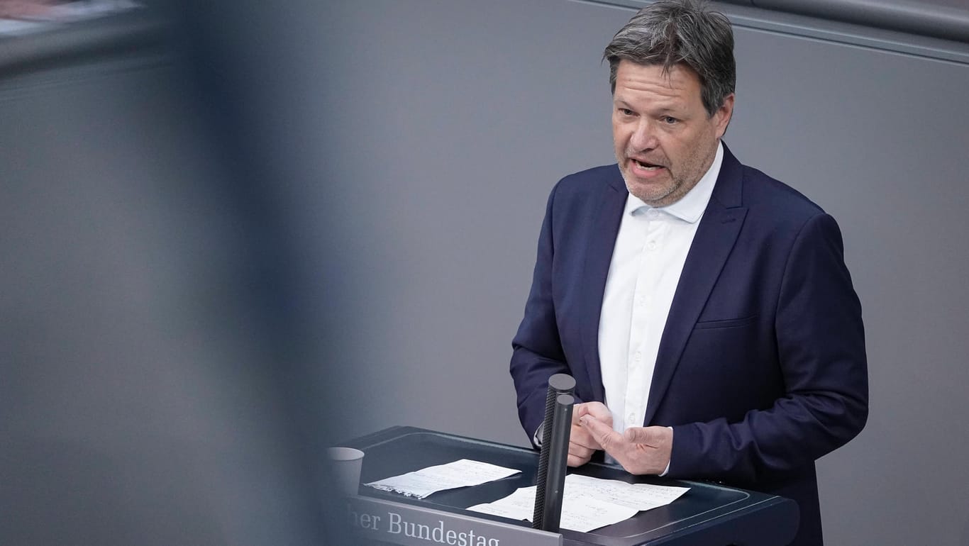 Bundeswirtschaftsminister Robert Habeck bei einer Rede im Bundestag (Archivbild): Die G7-Energieminister sind sich einig und wollen keine Rubel an Russland zahlen.