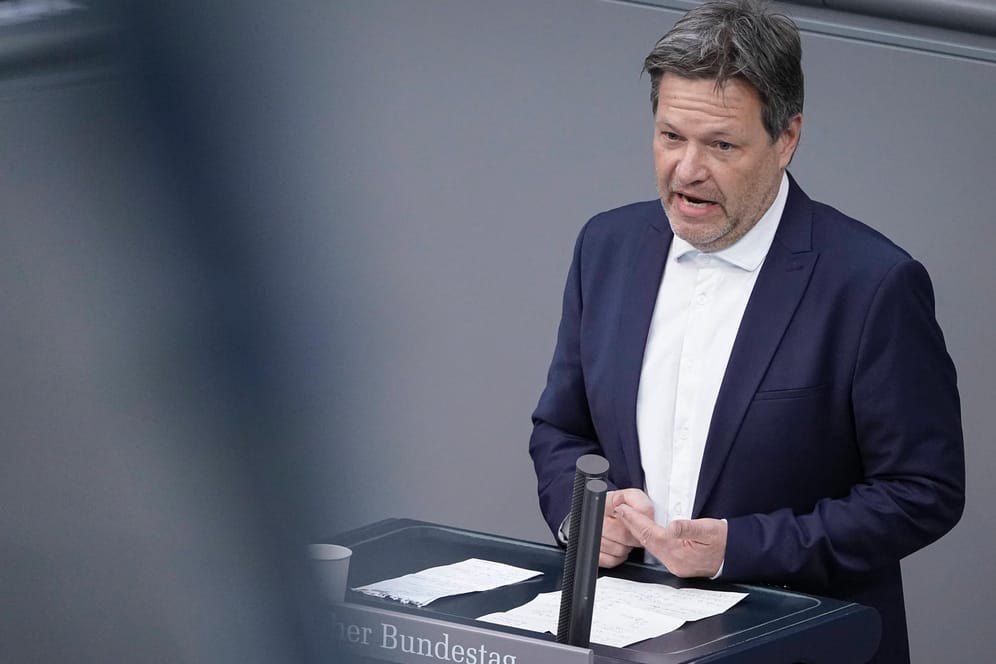 Bundeswirtschaftsminister Robert Habeck bei einer Rede im Bundestag (Archivbild): Die G7-Energieminister sind sich einig und wollen keine Rubel an Russland zahlen.