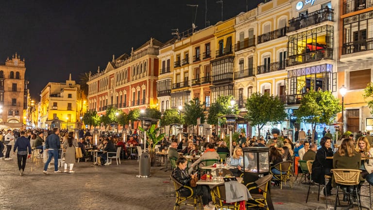 Vollbesetzte Restaurants und Bars auf dem Platz Plaza de San Francisco in Spanien: Die Regierung hat ihre Corona-Maßnahmen gelockert.