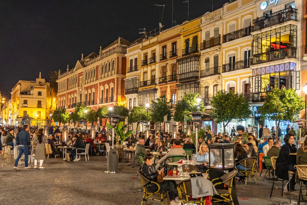 Vollbesetzte Restaurants und Bars auf dem Platz Plaza de San Francisco in Spanien: Die Regierung hat ihre Corona-Maßnahmen gelockert.