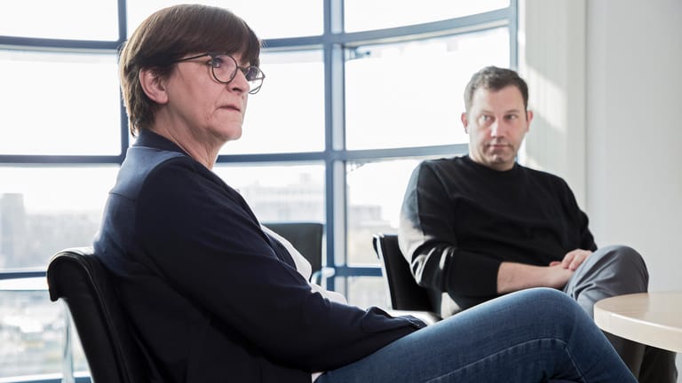 SPD-Chefs seit 100 turbulenten Tagen: Saskia Esken und Lars Klingbeil.