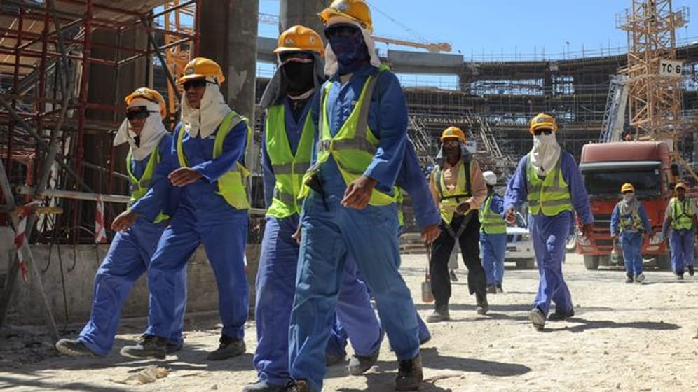 Ausländische Bauarbeiter auf einer Baustelle in Katar.