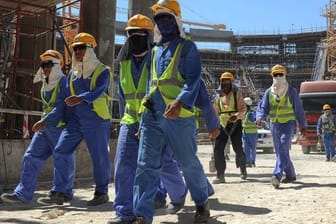 Ausländische Bauarbeiter auf einer Baustelle in Katar.