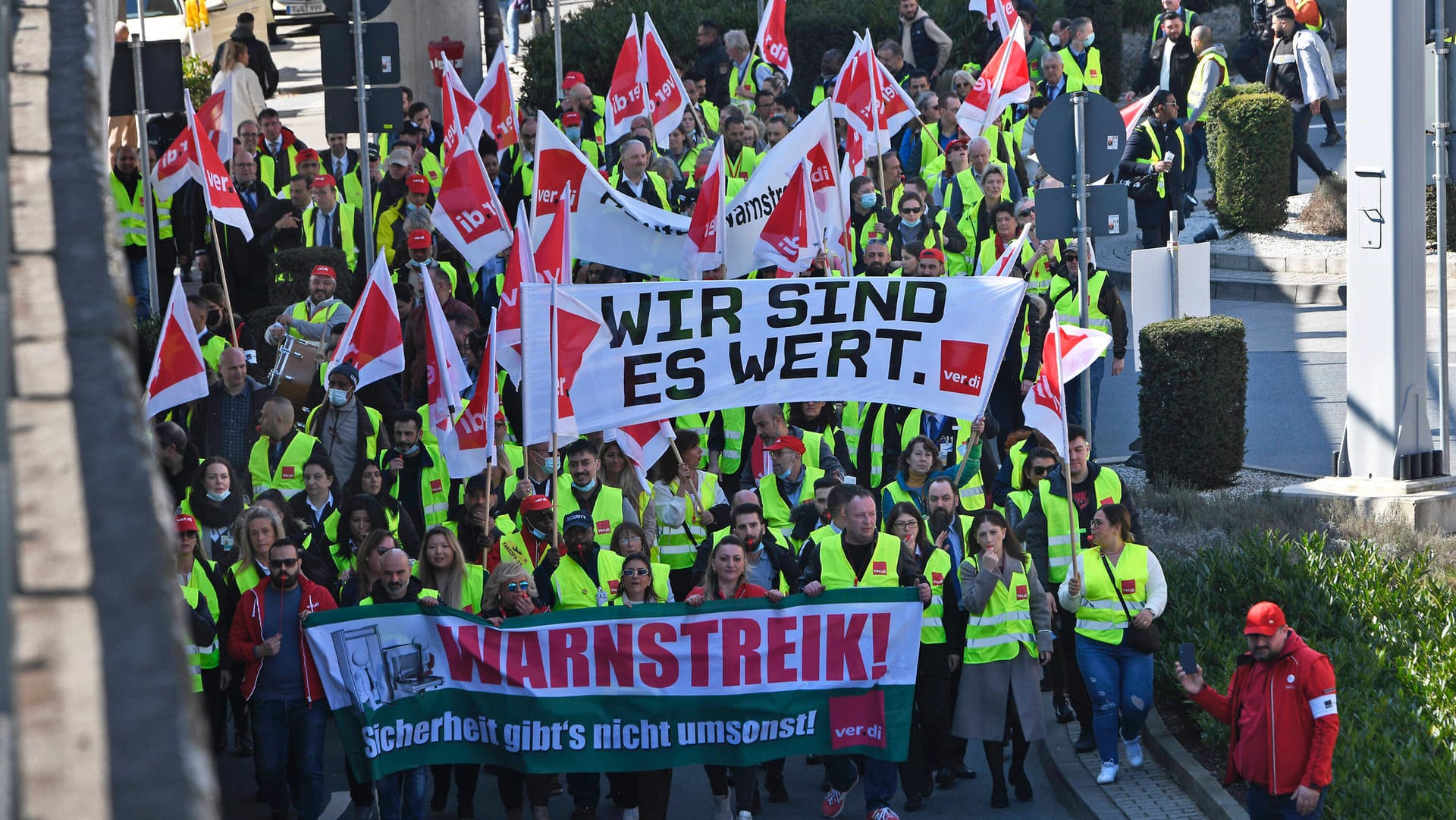 Warnstreik des Sicherheitspersonals am Flughafen Frankfurt am Main im März 2022 (Archivbild): Nun sollen sich die Parteien über einen Tarifvertrag geeinigt haben. Warnstreik des Sicherheitspersonals am Flughafen Frankfurt am Main im März 2022 (Archivbild): Nun sollen sich die Parteien über einen Tarifvertrag geeinigt haben.