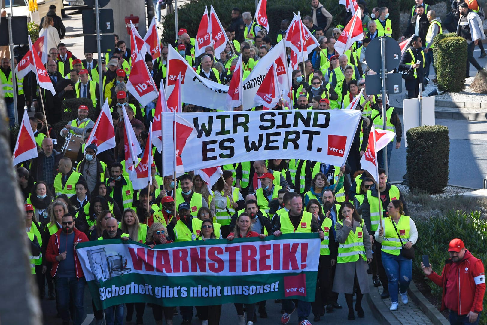 Warnstreik des Sicherheitspersonals am Flughafen Frankfurt am Main im März 2022 (Archivbild): Nun sollen sich die Parteien über einen Tarifvertrag geeinigt haben. Warnstreik des Sicherheitspersonals am Flughafen Frankfurt am Main im März 2022 (Archivbild): Nun sollen sich die Parteien über einen Tarifvertrag geeinigt haben.