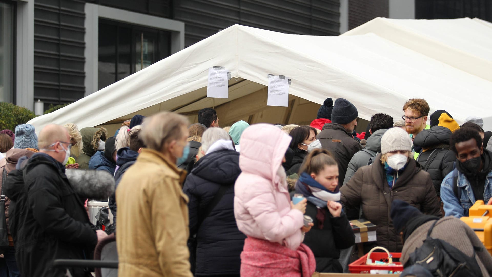 Kriegsflüchtlinge aus der Ukraine stehen vor dem Hamburger Amt für Migration in der Hammer Straße 30-34, um sich registrieren zu lassen (Archivbild): Immer weniger Geflüchtete begeben sich in die Hansestadt. Kriegsflüchtlinge aus der Ukraine stehen vor dem Hamburger Amt für Migration in der Hammer Straße 30-34, um sich registrieren zu lassen (Archivbild): Immer weniger Geflüchtete begeben sich in die Hansestadt.