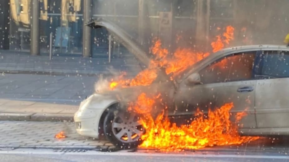Flammen schlagen aus dem Fahrzeug: Vermutlich war ein technischer Defekt der Grund für das Feuer. Flammen schlagen aus dem Fahrzeug: Vermutlich war ein technischer Defekt der Grund für das Feuer.