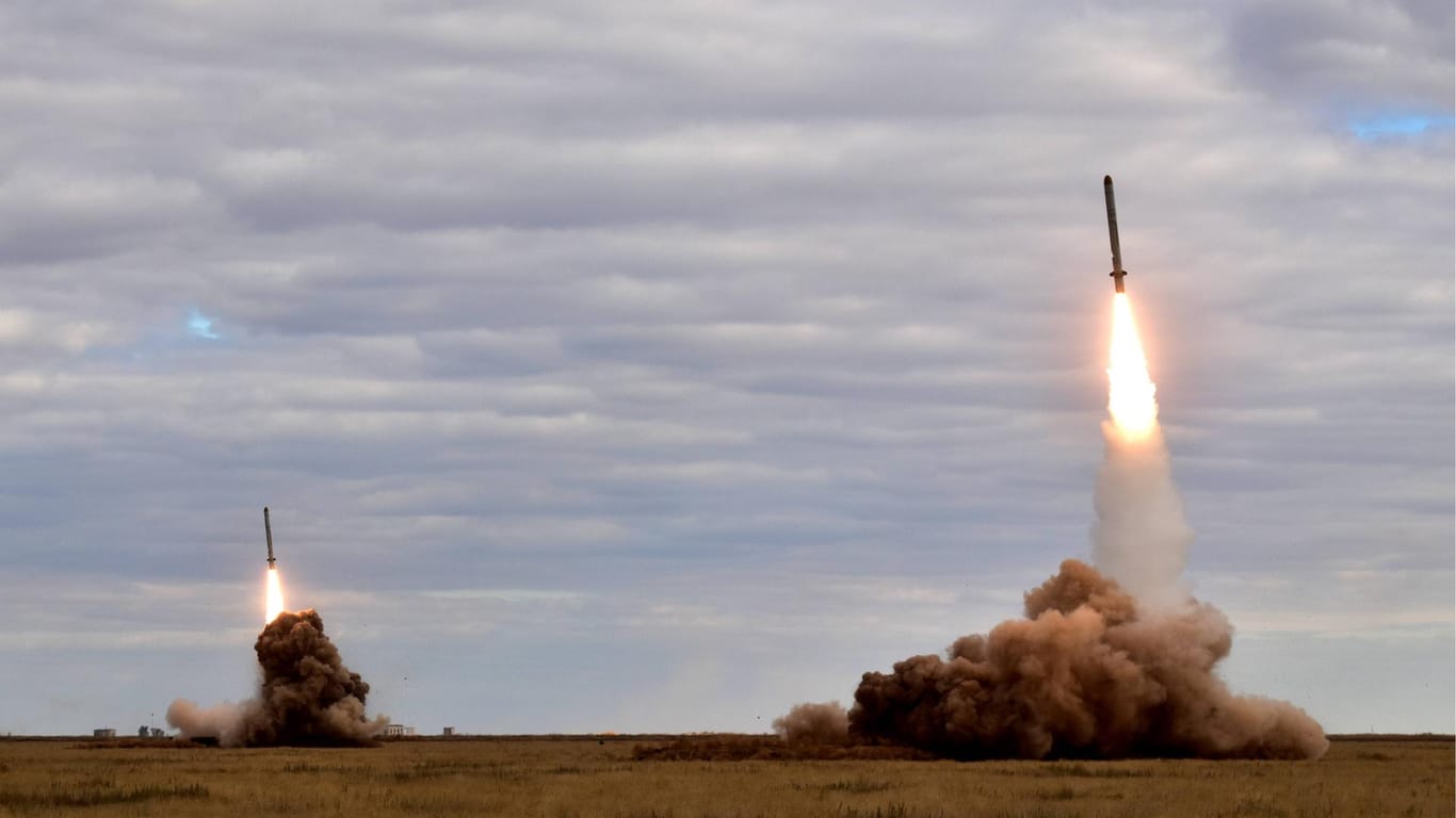 Eine "Iskander M"-Rakete wird bei einer russischen Übung abgeschossen.