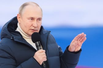 Wladimir Putin spricht zu seinen Anhängern: Experten sehen in dem Kreml-Chef und dessen Regime faschistische Züge.