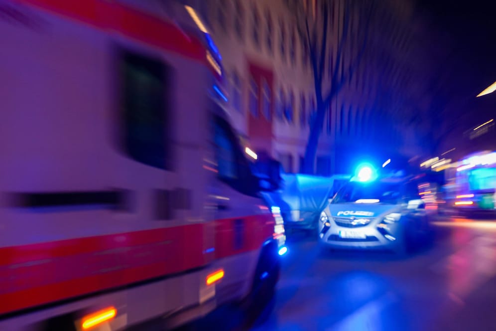Die Polizei und Feuerwehr im Einsatz (Archivbild): In Herne ist ein 15-Jähriger von Kindern schwer verletzt worden.
