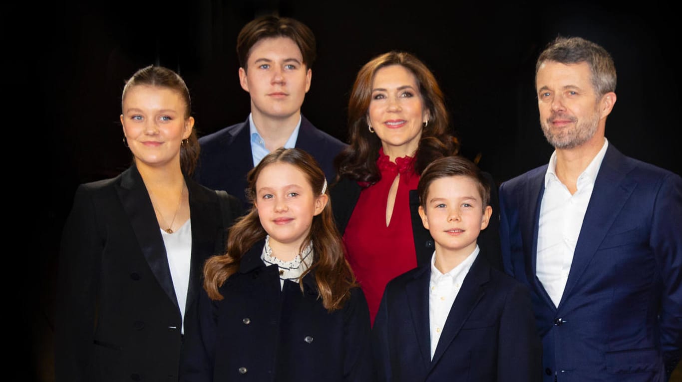 Mary und Frederik von Dänemark mit ihren Kindern Sohn Christian, Tochter Isabella und den Zwillingen Vincent und Josephine.