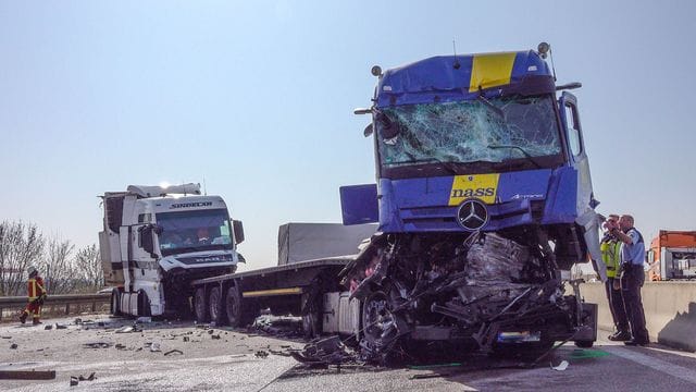 Drei Verletzte und Vollsperrung nach Unfall auf A5