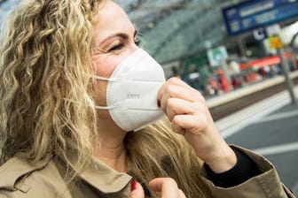 Wer etwa auf Reisen lange Zeit eine FFP2-Maske trägt, sollte der Haut darunter Aufmerksamkeit schenken.