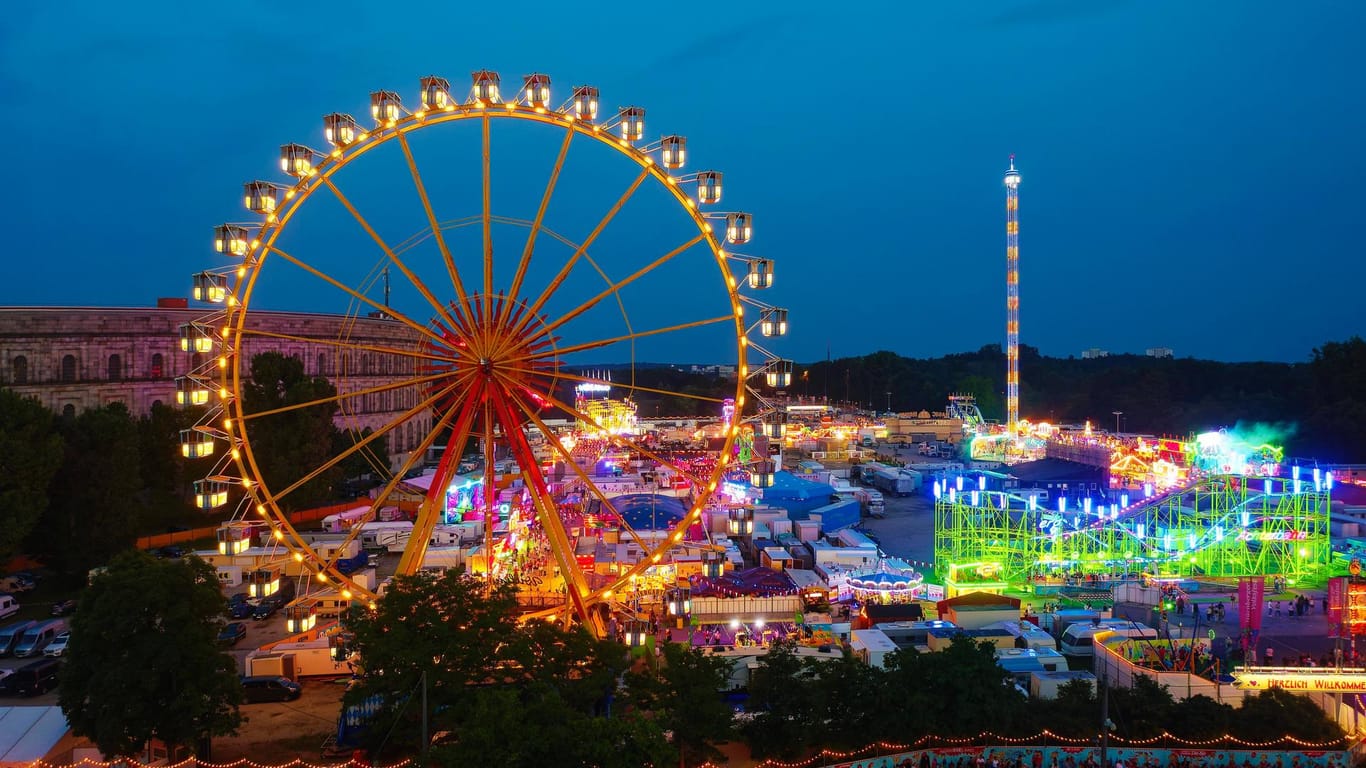 Das Nürnberger Volksfest bei Nacht (Archivbild): Bayerns zweitgrößtes Fest ist nach der Corona-Pause zurück – das freut nicht nur die Schausteller.