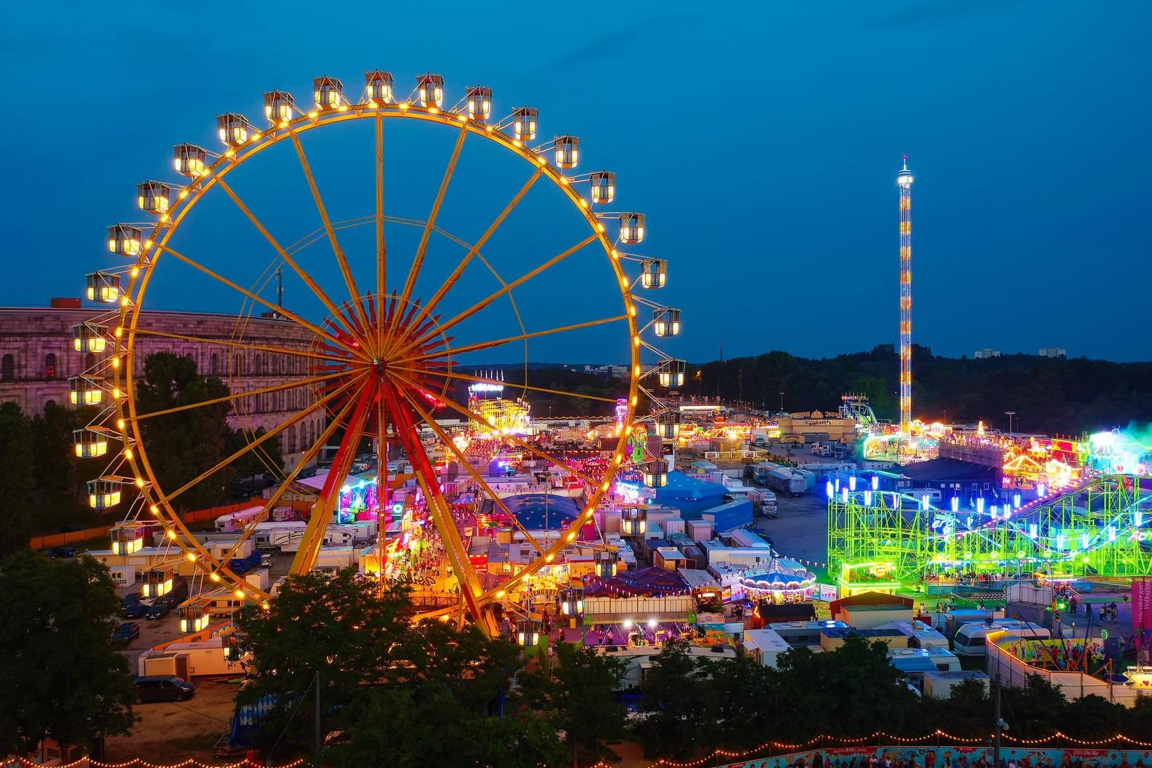 Das Nürnberger Volksfest bei Nacht (Archivbild): Bayerns zweitgrößtes Fest ist nach der Corona-Pause zurück – das freut nicht nur die Schausteller.