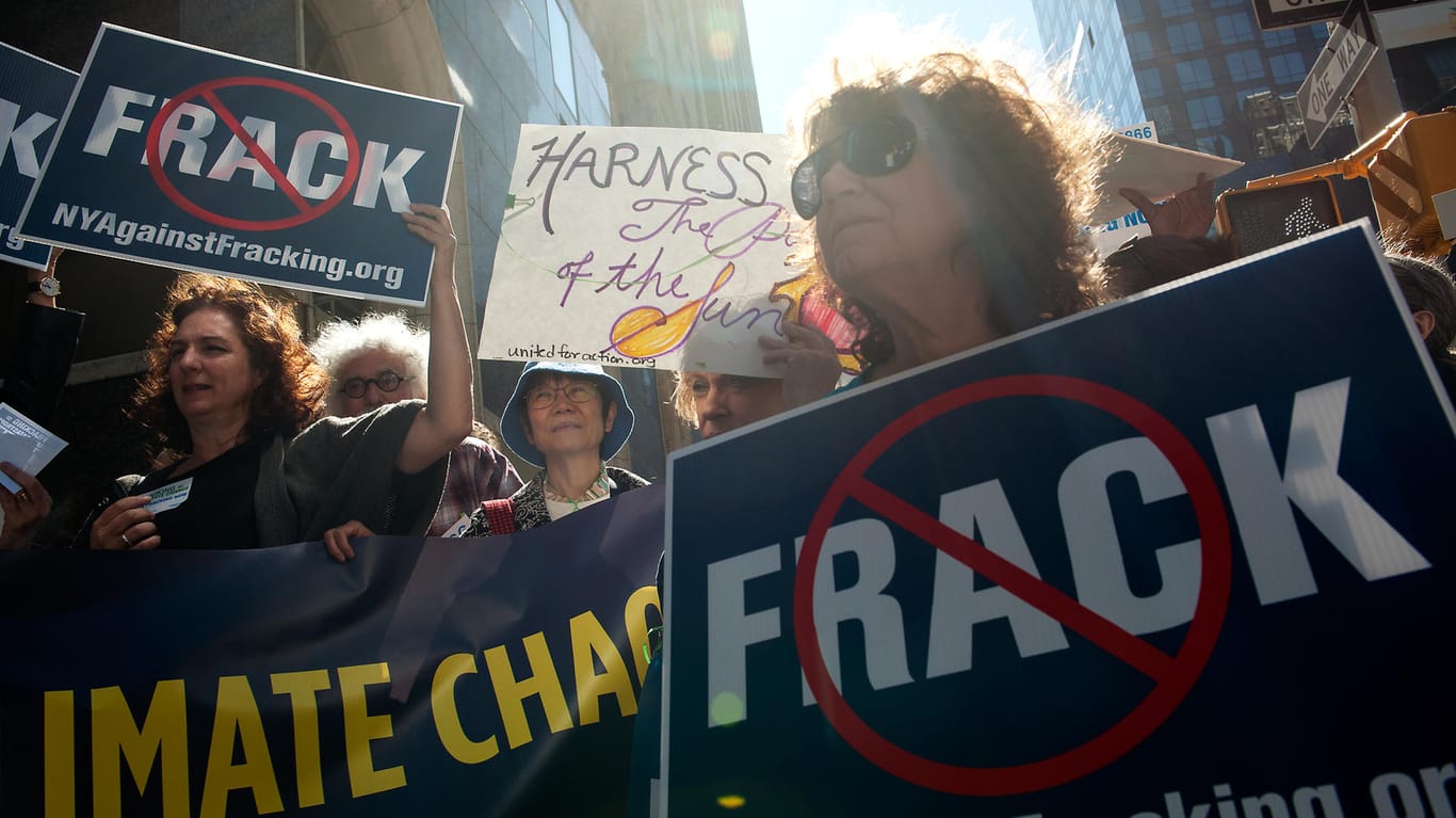 Demo gegen Fracking (Archivbild): In den USA ist die Förderung von Erdgas durch Fracking umstritten.