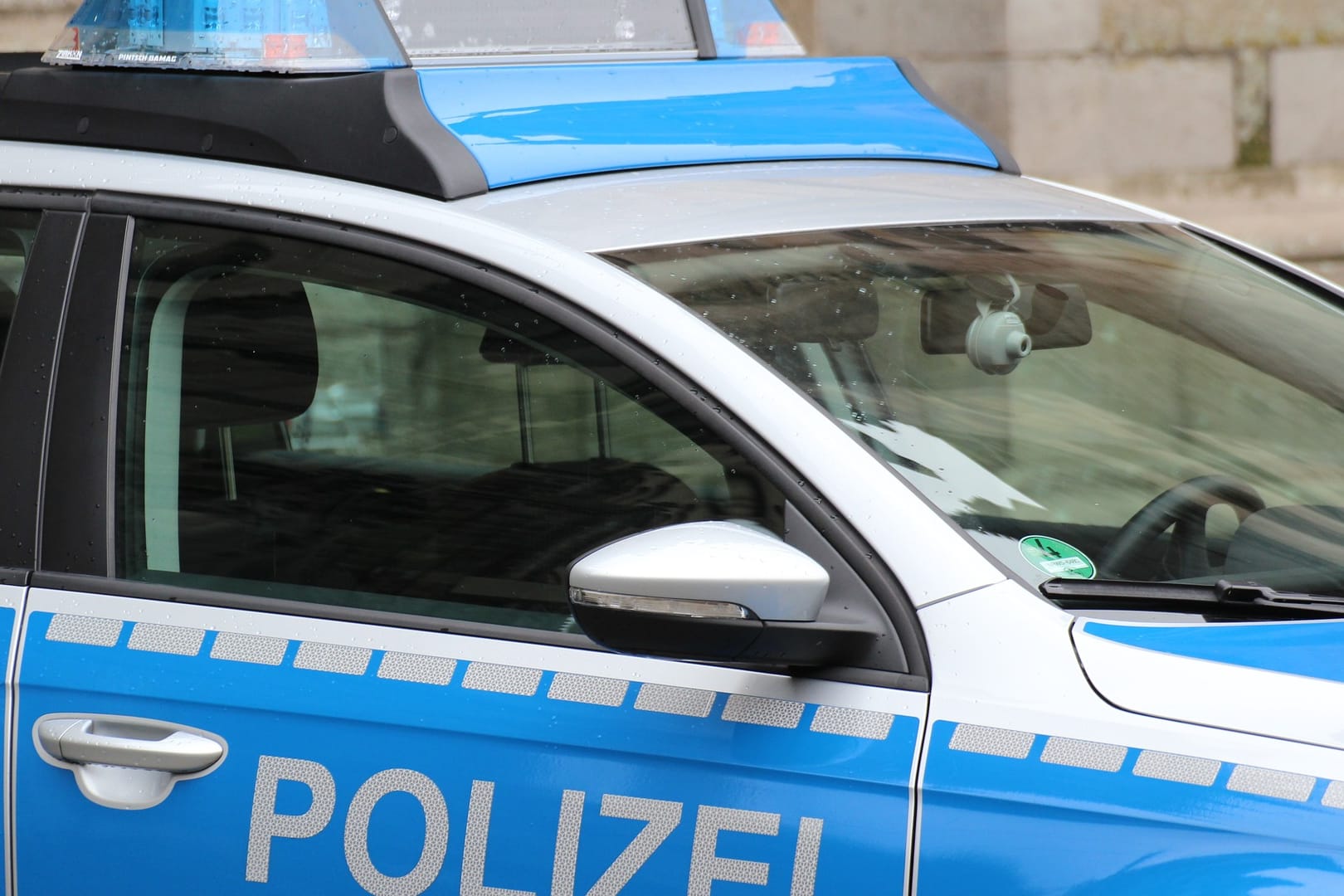 Polizeiwagen (Symbolbild): Weil ein 14-Jähriger vermisst wurde, kam es zu einer großangelegten Polizeisuche.