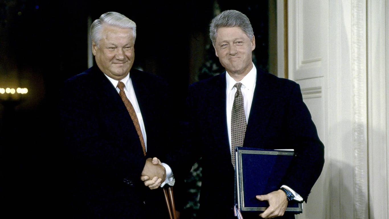 Boris Jelzin und Bill Clinton: Die damaligen Präsidenten von Russland und den USA hatten sich 1994 verpflichtet, die Grenzen und die Souveränität der Ukraine zu achten, falls das Land auf seine Atomwaffen verzichtet. (Archivfoto)