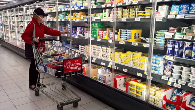 Eine ältere Frau beim Einkauf im Supermarkt (Symbolbild): Der Krieg in der Ukraine treibt auch in Deutschland die Lebensmittelpreise in die Höhe.