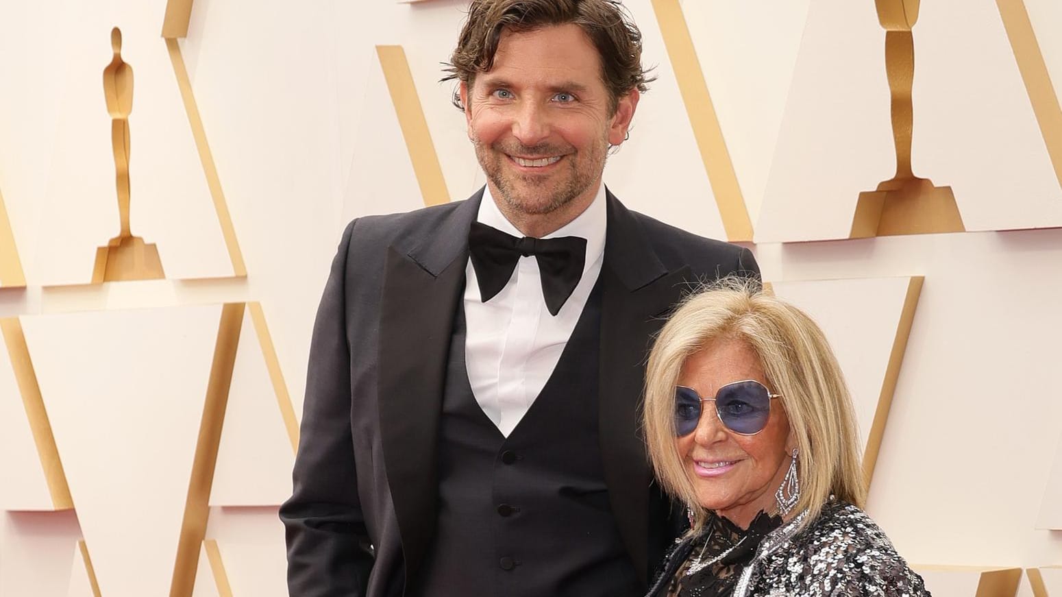 Bradley Cooper: Der Schauspieler zeigt sich auf dem roten Teppich mit seiner Mama.