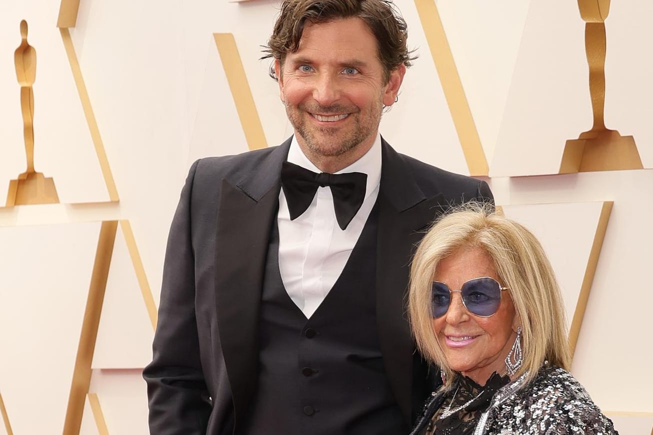 Bradley Cooper: Der Schauspieler zeigt sich auf dem roten Teppich mit seiner Mama.