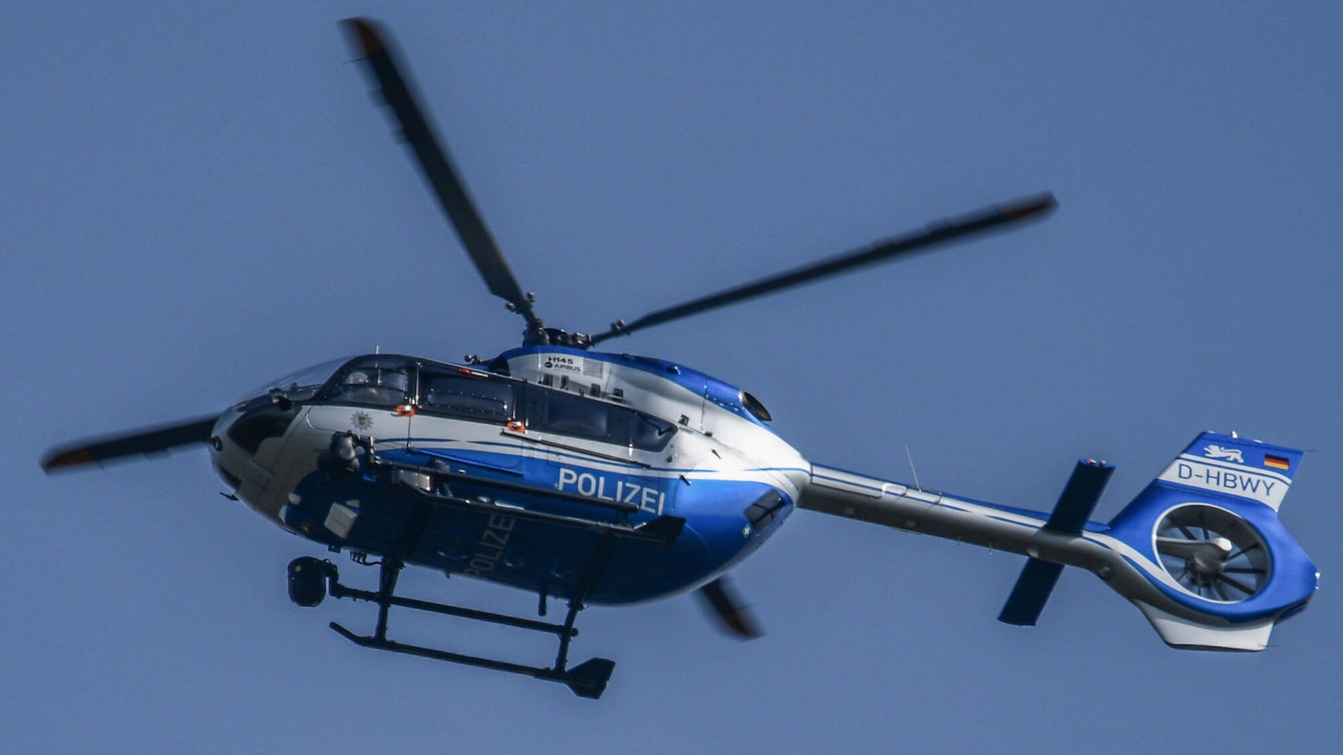 Ein Polizeihubschrauber kreist im Himmel (Archivbild): Mit Wärmebildkameras konnte er den Senioren aufspüren.