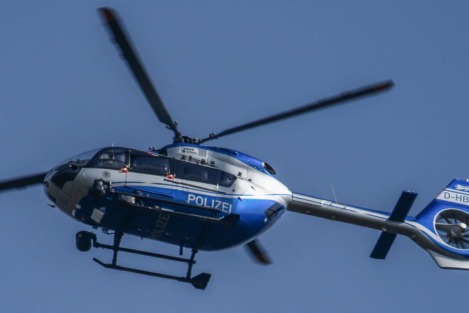 Ein Polizeihubschrauber kreist im Himmel (Archivbild): Mit Wärmebildkameras konnte er den Senioren aufspüren.