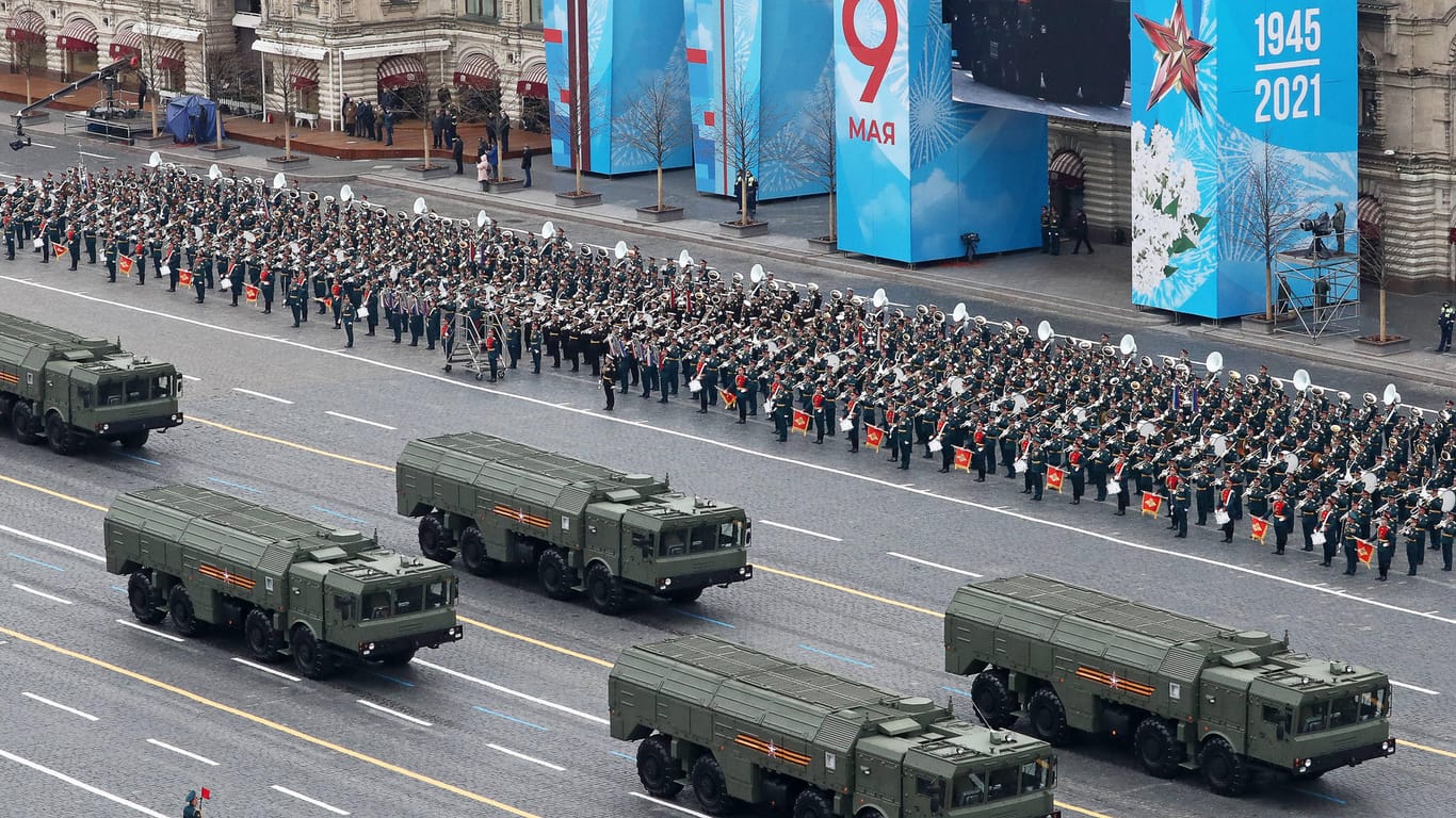 Raketensysteme Iskander-M auf einer Militärparade in Moskau: Abgeschossen von Kaliningrad könnten die Raketen in fünf Minuten Berlin erreichen.