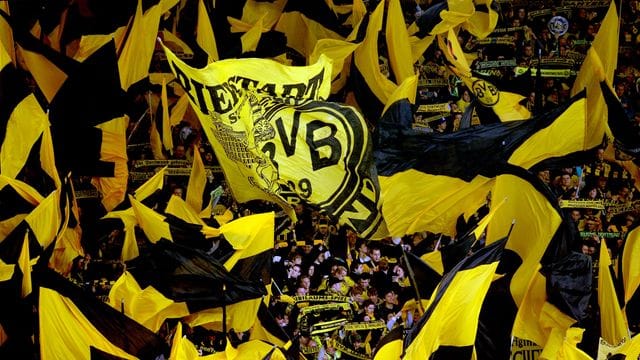 Bei Borussia Dortmund kann man sich wieder über ein ausverkauftes Stadion freuen. Bei Borussia Dortmund kann man sich wieder über ein ausverkauftes Stadion freuen.