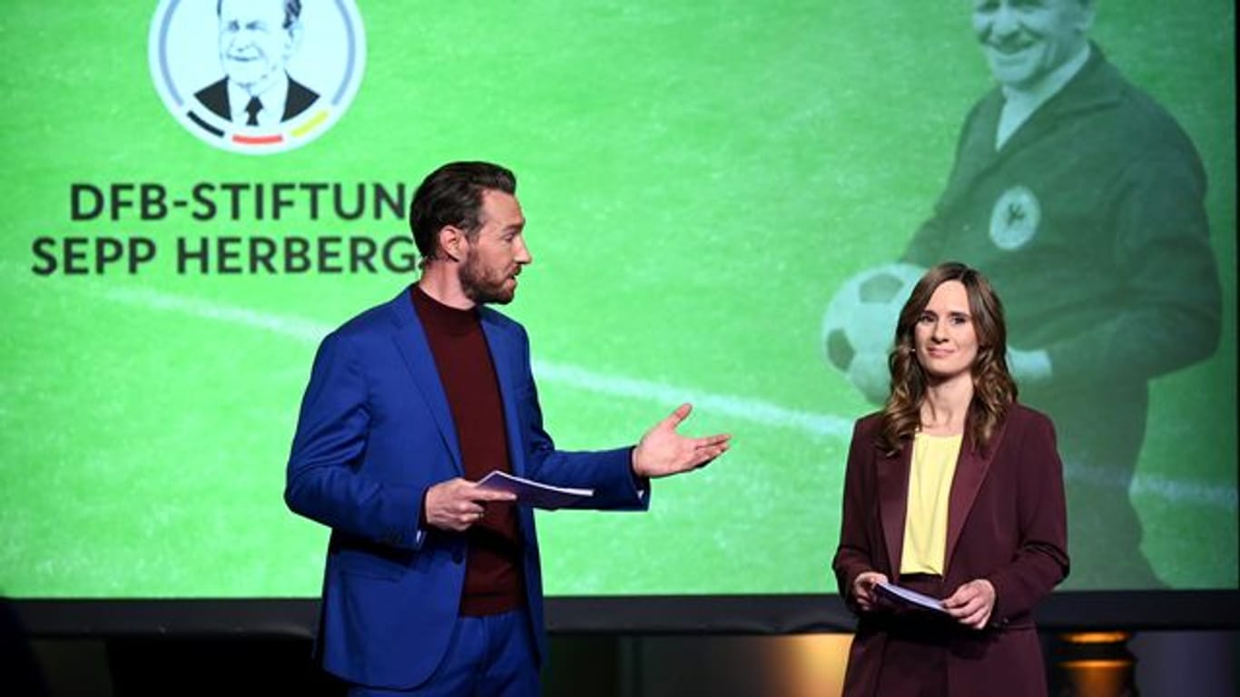 Die Moderatoren des Abends Christina Rann (l) und Sven Voss führen durch die Verleihung der Sepp-Herberger-Awards 2022.