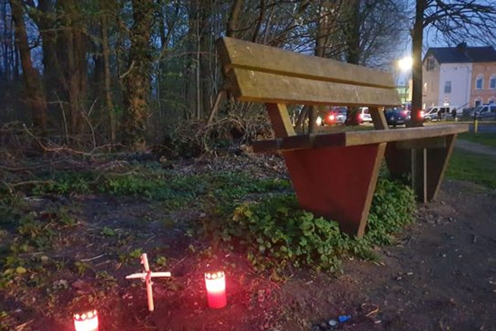 An der Stelle, an der der tote Säugling gefunden wurde, stehen ein Kreuz und Kerzen.