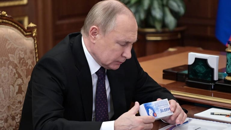 Kriegsfürst Putin inspiziert vor den Kameras seiner Propagandasender ein Medikament.