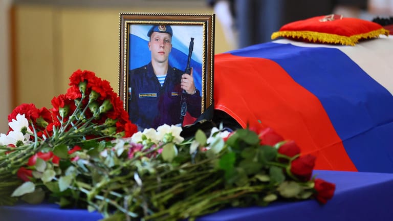 Begräbnis eines gefallenen russischen Fallschirmspringers.