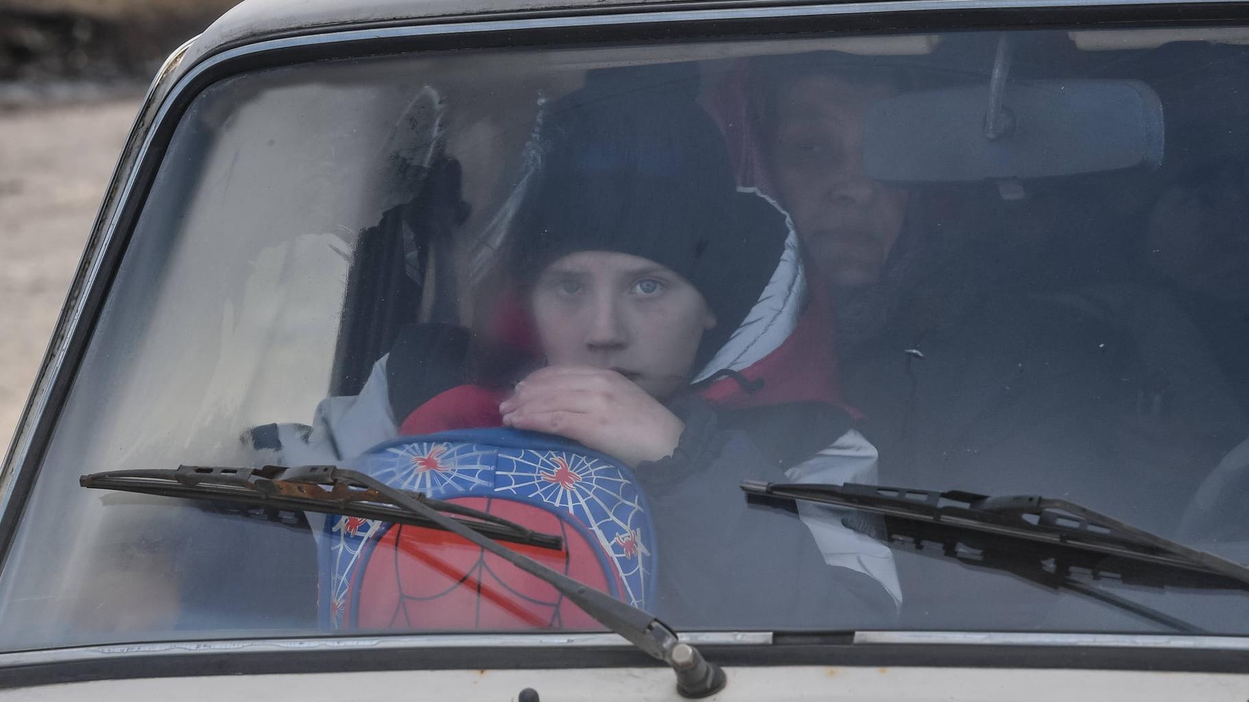 Menschen fliehen in überfüllten Autos aus der Südostukraine.