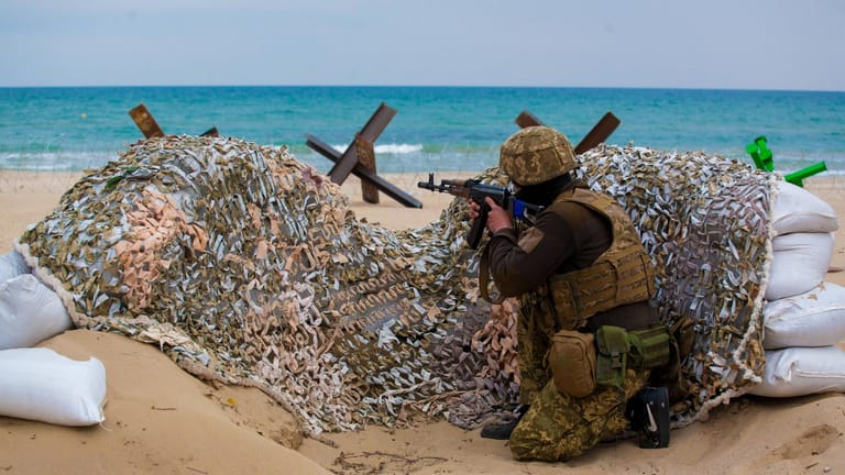 Ukrainische Soldaten schützen den Strand von Odessa.