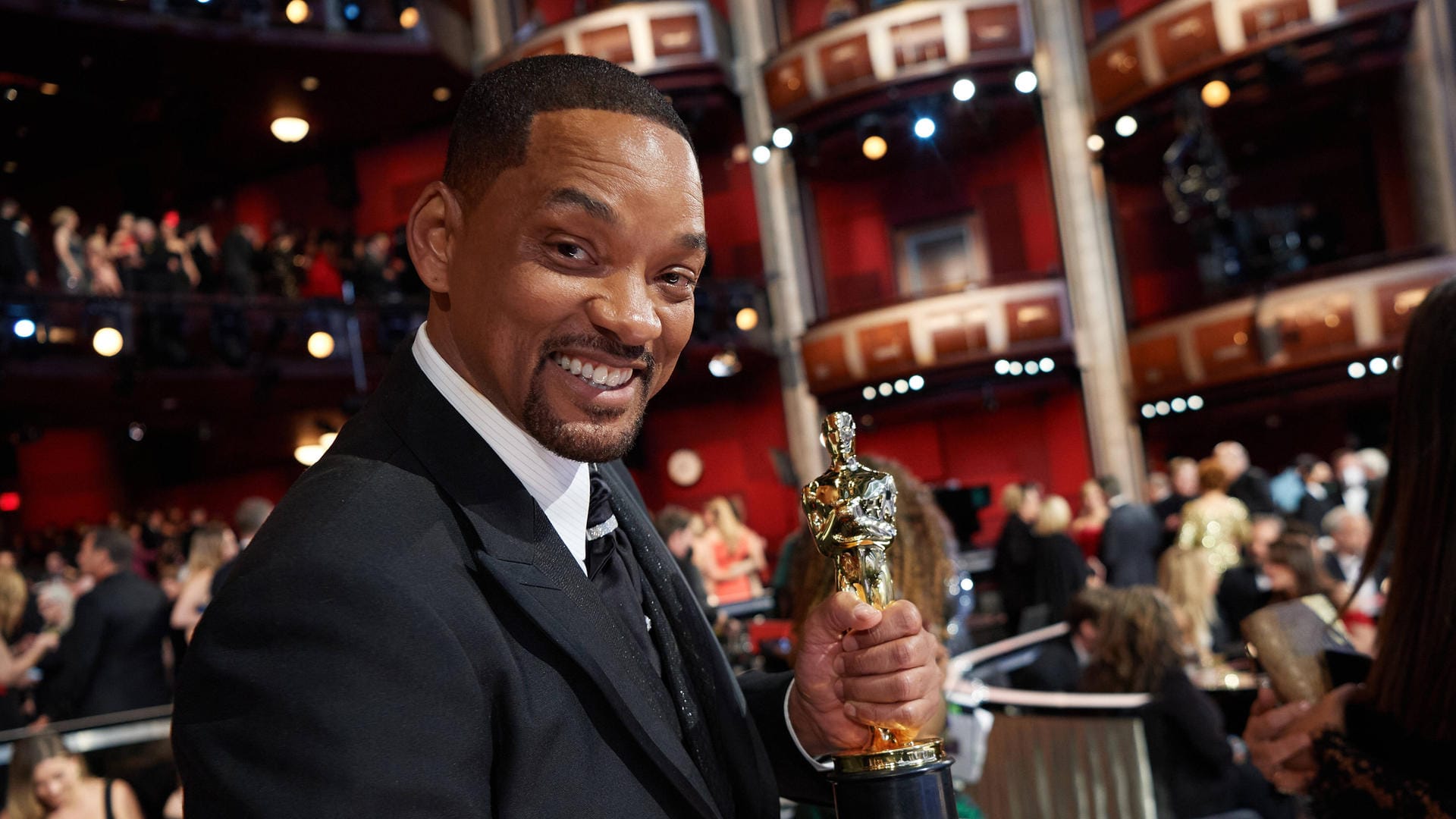 Will Smith mit seinem Oscar: Die Akademie prüft nun aber mögliche Konsequenzen seiner Ohrfeige.