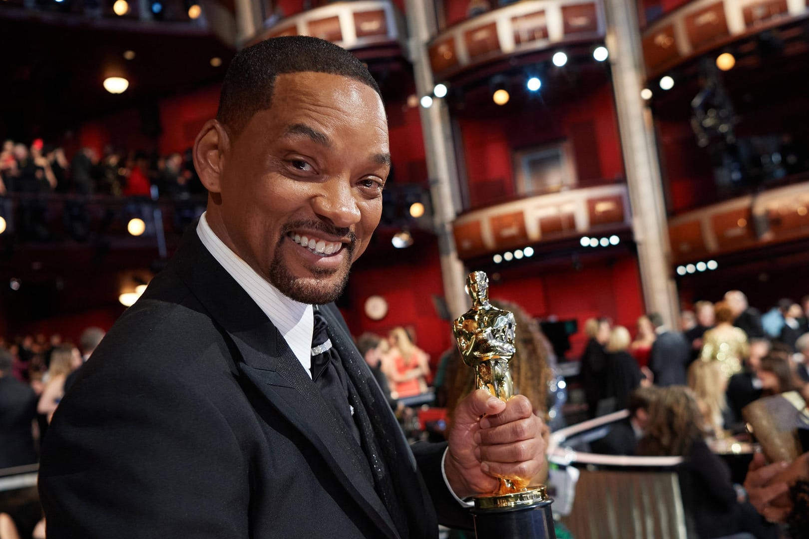 Will Smith mit seinem Oscar: Die Akademie prüft nun aber mögliche Konsequenzen seiner Ohrfeige.