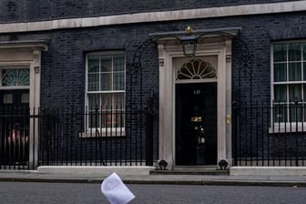 Eine Kopie des Berichts zu den mutmaßlichen Lockdown-Verstößen im britischen Regierungssitz fliegt an der Eingangstür der 10 Downing Street vorbei.
