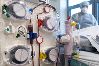 Ein Intensivpatient im Krankenhaus: Die Zahl der Neuansteckungen mit dem Coronavirus in Deutschland liegt weiter auf hohem Niveau.